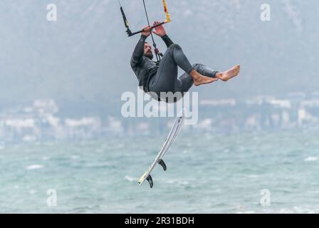 Personne soulevée dans les airs pendant le kite surf, Porto Pollensa, Mallorca, Espagne, 19 mai 2023 Banque D'Images