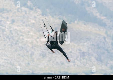 Personne soulevée dans les airs pendant le kite surf, Porto Pollensa, Mallorca, Espagne, 19 mai 2023 Banque D'Images