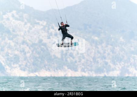 Personne soulevée dans les airs pendant le kite surf, Porto Pollensa, Mallorca, Espagne, 19 mai 2023 Banque D'Images