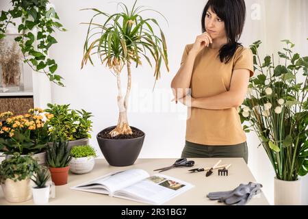 Une jardinière féminine regarde attentivement le travail au foyer dans un atelier Banque D'Images