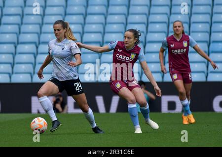 Birmingham, Angleterre. 21 mai 2023. Katie Stengel de Liverpool sous la pression de Lucy Staniforth d'Aston Villa lors du match de la Barclays Women's Super League entre Aston Villa et Liverpool à Villa Park à Birmingham, Angleterre, Royaume-Uni, le 21 mai 2023. Crédit : Duncan Thomas/Majestic Media/Alay Live News. Banque D'Images