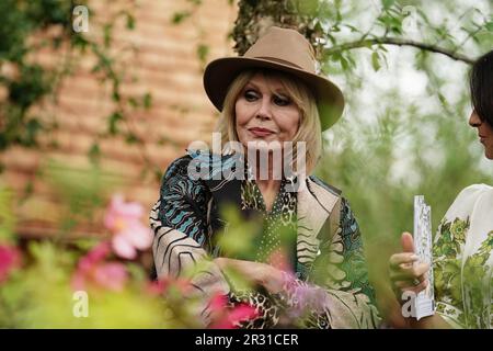 Dame Joanna Lumley pendant la journée de presse du RHS Chelsea Flower Show, au Royal Hospital Chelsea, Londres. Date de la photo: Lundi 22 mai 2023. Banque D'Images