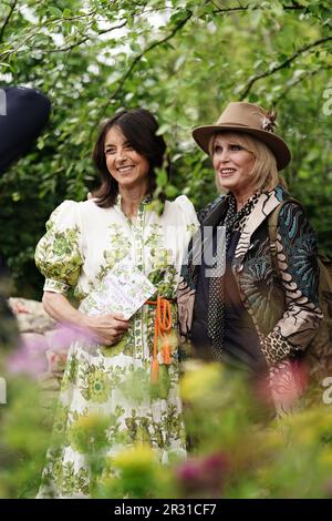 Dame Joanna Lumley pose pour une photographie, lors du jour de presse du RHS Chelsea Flower Show, au Royal Hospital Chelsea, Londres. Date de la photo: Lundi 22 mai 2023. Banque D'Images