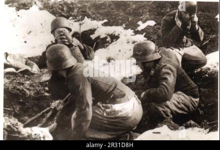 Photo B&W de la Seconde Guerre mondiale des soldats aériens allemands ont déclenché un mortier lors des actions défensives lourdes de la Prusse orientale en 1944/45 Banque D'Images