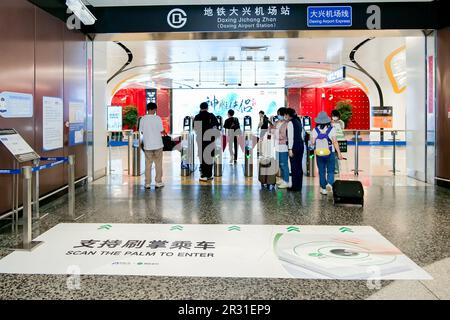 (230522) -- BEIJING, 22 mai 2023 (Xinhua) -- Un panneau géant 'scan the Palm to ENTER' est vu au sol de l'entrée d'une station de métro à Pékin, capitale de la Chine, 21 mai 2023. Plus besoin de glisser une carte ou de scanner un code QR. Une ligne de métro de Pékin permet désormais aux passagers d'entrer et de sortir « mains vides » en balayant les paumes de leurs mains. Un programme pilote lancé dimanche pour appliquer la nouvelle technologie sur le Daxing Airport Express, qui relie l'aéroport international Daxing de Beijing, a déclaré la Commission municipale de transport de Beijing. (Commission municipale de Beijing des transports/Handout via Banque D'Images