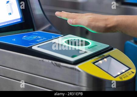 (230522) -- PÉKIN, 22 mai 2023 (Xinhua) -- Un passager a scanné sa paume avant d'entrer dans une station de métro à Pékin, capitale de la Chine, 21 mai 2023. Plus besoin de glisser une carte ou de scanner un code QR. Une ligne de métro de Pékin permet désormais aux passagers d'entrer et de sortir « mains vides » en balayant les paumes de leurs mains. Un programme pilote lancé dimanche pour appliquer la nouvelle technologie sur le Daxing Airport Express, qui relie l'aéroport international Daxing de Beijing, a déclaré la Commission municipale de transport de Beijing. (Commission municipale de Beijing des transports/document via Xinhua) Banque D'Images