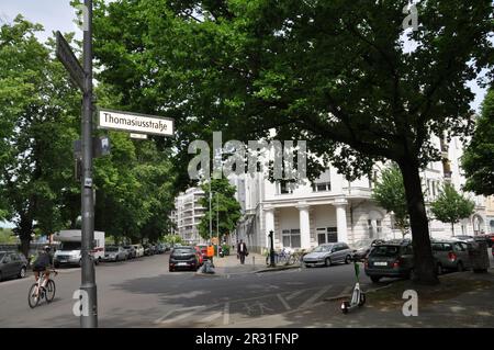 Berlin, Allemagne. 22nd mai 2023. La rénovation d'appartements dans la zone socialement protégée de Berlin n'est pas facile, les autorités ne permettent pas l'utilisation de matériaux plus coûteux pour ne pas créer de logements de luxe. Les restrictions s'appliquent également à la partie de la Thomasiusstrasse représentée le 22 mai 2023 à Berlin. Credit: Ales Zapotocky/CTK photo/Alamy Live News Banque D'Images