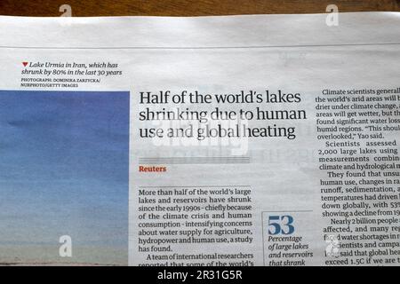 « La moitié des lacs du monde s'amenuise en raison de l'utilisation humaine et du chauffage mondial » Journal Guardian Climate change Crisis Science 20 mai 2023 Londres Royaume-Uni Banque D'Images