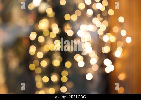 Vue floue des magnifiques lumières de Noël. Effet bokeh Banque D'Images