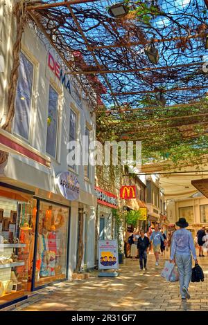 Centre ville boutiques de la ville de Bodrum dans la province de Mugla, dans le sud de la Turquie. Banque D'Images