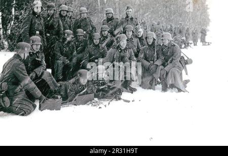 Photo noir et blanc de la Seconde Guerre mondiale les mitrailleuses allemandes de la division SS Totenkopf s'entraînent à l'hiver 1940 Banque D'Images