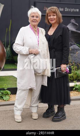 Dame Judi Dench (à gauche) et sa fille Finty Williams, pendant le jour de presse du RHS Chelsea Flower Show, au Royal Hospital Chelsea, Londres. Date de la photo: Lundi 22 mai 2023. Banque D'Images