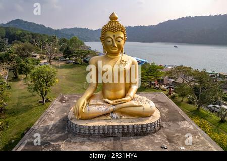 Der grosse Buddha des Wat Ao Salat im Fischerdorf Ban Ao Salad aus der Luft gesehen, Insel Insel Ko Kut oder Koh Kood im Golf von Thailand, Asen | Banque D'Images