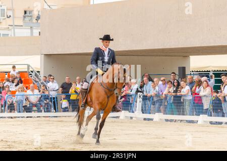 ROQUETAS DE MAR, ESPAGNE - 21 MAI 2023 démonstration de compétences en équitation pendant la compétition de chevaux espagnole Banque D'Images