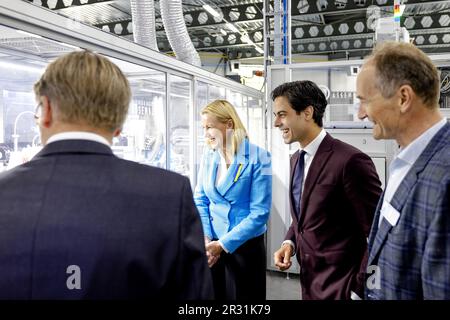 WEERT - Rob Jetten, ministre du climat et de l'énergie, et Kadri Simson, commissaire européen à l'énergie, lors de l'ouverture d'une usine de Solarge, fabricant de panneaux solaires légers circulaires. ANP ROBIN VAN LONKHUIJSEN pays-bas sortie - belgique sortie Banque D'Images