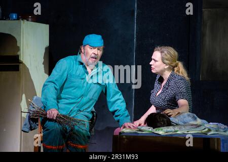 Christian Gerhaher (Wozzeck), Anja Kampe (Marie) à WOZZECK à l'Opéra Royal, Covent Garden, Londres WC2 19/05/2023 Music & libretto: Alban Berg après la pièce «Woyzeck» de George Buchner chef d'orchestre: Antonio Pappano Set design: Hyemi Shin costumes: Nicky Gilliband éclairage: Deborah Adam Silverman Directeur de la chorégraphie: Deborah Adam Bandman Banque D'Images