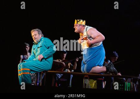 l-r: Christian Gerhaher (Wozzeck), John Findon (le Fool) à WOZZECK à l'Opéra Royal, Covent Garden, Londres WC2 19/05/2023 musique et libretto: Alban Berg après la pièce «Woyzeck» par George Buchner chef d'orchestre: Antonio Pappano Set design: Hyemi Shin costumes: Nicky Gilstrup et éclairage: Deborah Bandman, directeur de la bibliographie: Adam Buchner Banque D'Images