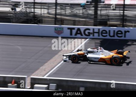 Indianapolis, États-Unis. 21st mai 2023. Felix Rosenqvist (6) se qualifie pour le jeûne 12 pendant la deuxième journée de qualifications pour l'Indy 500 2023 au circuit automobile d'Indianapolis à Indianapolis. (Photo de Jeremy Hogan/SOPA Images/Sipa USA) crédit: SIPA USA/Alay Live News Banque D'Images