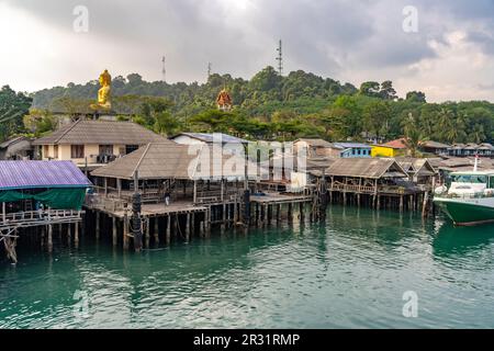 Fischerdorf Ban Ao Salad und der grosse Buddha des Wat Ao Salat auf der Insel Insel Ko Kut oder Koh Kood im Golf von Thailand, Asien | Ban Ao Salad Banque D'Images