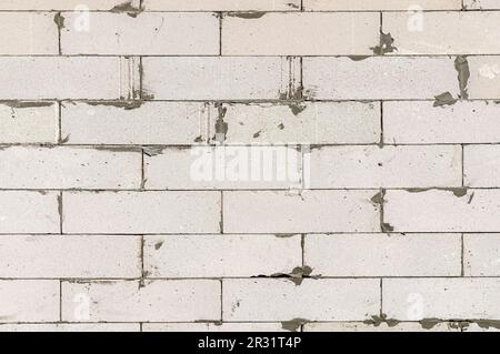 Cette photo en gros plan montre le mur d'une maison construite avec des blocs de béton en mousse robustes et légers. Banque D'Images