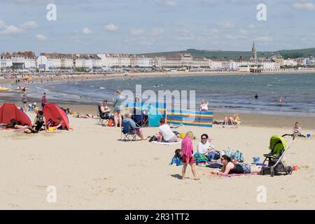 Weymouth Dorset Royaume-Uni. 21st mai 2023 : météo au Royaume-Uni. les amateurs de soleil se sont enfermés à la plage de sable de Weymouth en passant du bon temps le dimanche chaud et ensoleillé. Credit: Xiu Bao/Alamy News Banque D'Images