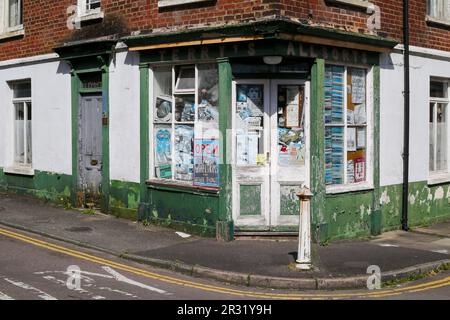 Une boutique d'angle à Salisbury qui vendait autrefois bric a brac et Curios. Banque D'Images