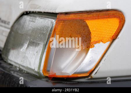 Clignotant de voiture cassé | clignotant cassé Banque D'Images