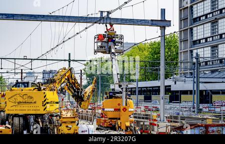 ROTTERDAM - travaux sur la piste à Rotterdam Central. Fin juin, la gare sera rénovée pour un week-end et les voyageurs ne pourront pas prendre le train depuis/vers Rotterdam Central. Le directeur ferroviaire ProRail effectue ensuite des travaux sur les voies et les points. Les plates-formes seront également étendues et quatre voies seront étendues du côté ouest, de sorte que les trains puissent entrer et quitter la gare plus rapidement. ANP ROBIN UTRECHT pays-bas - belgique sortie Banque D'Images