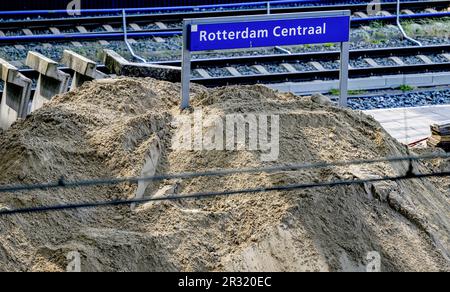 ROTTERDAM - travaux sur la piste à Rotterdam Central. Fin juin, la gare sera rénovée pour un week-end et les voyageurs ne pourront pas prendre le train depuis/vers Rotterdam Central. Le directeur ferroviaire ProRail effectue ensuite des travaux sur les voies et les points. Les plates-formes seront également étendues et quatre voies seront étendues du côté ouest, de sorte que les trains puissent entrer et quitter la gare plus rapidement. ANP ROBIN UTRECHT pays-bas - belgique sortie Banque D'Images