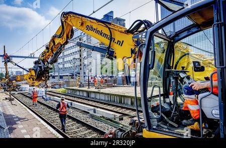 ROTTERDAM - travaux sur la piste à Rotterdam Central. Fin juin, la gare sera rénovée pour un week-end et les voyageurs ne pourront pas prendre le train depuis/vers Rotterdam Central. ProRail, responsable ferroviaire, effectue ensuite des travaux sur les voies et les interrupteurs. Les plates-formes seront également étendues et quatre voies seront étendues du côté ouest, de sorte que les trains puissent entrer et quitter la gare plus rapidement. ANP ROBIN UTRECHT pays-bas - belgique sortie Banque D'Images