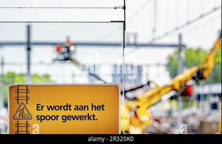 ROTTERDAM - travaux sur la piste à Rotterdam Central. Fin juin, la gare sera rénovée pour un week-end et les voyageurs ne pourront pas prendre le train depuis/vers Rotterdam Central. ProRail, responsable ferroviaire, effectue ensuite des travaux sur les voies et les interrupteurs. Les plates-formes seront également étendues et quatre voies seront étendues du côté ouest, de sorte que les trains puissent entrer et quitter la gare plus rapidement. ANP ROBIN UTRECHT pays-bas - belgique sortie Banque D'Images