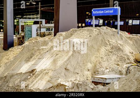 ROTTERDAM - travaux sur la piste à Rotterdam Central. Fin juin, la gare sera rénovée pour un week-end et les voyageurs ne pourront pas prendre le train depuis/vers Rotterdam Central. ProRail, responsable ferroviaire, effectue ensuite des travaux sur les voies et les interrupteurs. Les plates-formes seront également étendues et quatre voies seront étendues du côté ouest, de sorte que les trains puissent entrer et quitter la gare plus rapidement. ANP ROBIN UTRECHT pays-bas - belgique sortie Banque D'Images