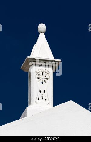 Cheminée blanche contre ciel bleu Banque D'Images