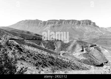 Les véhicules sont visibles sur le col Gydo près de Ceres, dans la province du Cap-Ouest. La montagne de Theronsberg est visible. Monochrome Banque D'Images