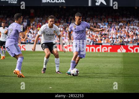 Nico Gonzalez de Valencia CF (L) et Daniel Ceballos Fernandez du Real Madrid CF (R) en action pendant la ligne de tête: La Liga Santander saison régulière R Banque D'Images