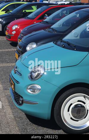 Vue latérale de l'avant de la Fiat 500 bleu rétro sur le parking à Hoorn, pays-Bas, Hoorn - 30 avril 2023 Banque D'Images