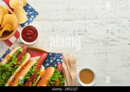 4th de juillet American Independence Day cuisine traditionnelle de pique-nique. Hot dog avec chips de pomme de terre et cocktail, drapeaux américains et symboles du USA Patriotic pic Banque D'Images