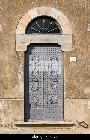 Façade de la maison en Populonia Banque D'Images