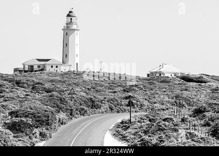 Gansbaai, Afrique du Sud - 20 septembre 2022: Phare de la pointe de danger près de Gansbaai dans la province du Cap occidental. Monochrome Banque D'Images