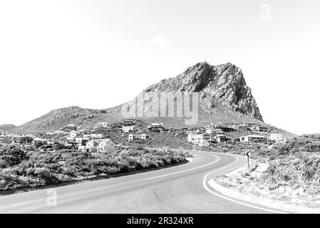 Rooiels, Afrique du Sud - 20 septembre 2022 : vue sur Rooiels sur la route R44 sur la côte sud du Cap occidental. Les maisons sont visibles. Monochrome Banque D'Images