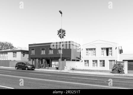 Hermanus, Afrique du Sud - 20 septembre 2022 : une scène de rue, avec des maisons et une voiture, à Hermanus, dans la province du Cap occidental. Monochrome Banque D'Images