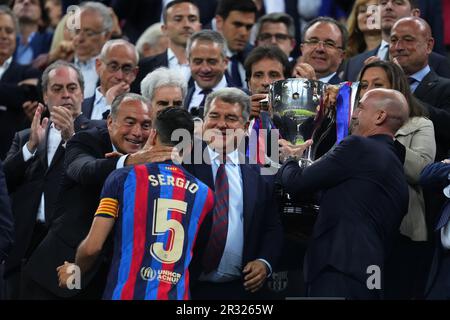 Sergio Busquets du FC Barcelone reçoit le trophée de la Liga 2022-2023 Champion lors du match de la Liga entre le FC Barcelone et Real Sociedad joué au stade Spotify Camp Nou sur 20 mai 2023 à Barcelone, Espagne. (Photo de Bagu Blanco / PRESSIN) Banque D'Images