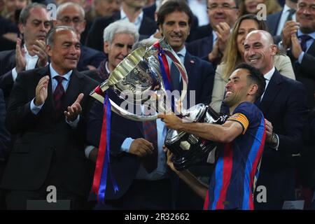 Sergio Busquets du FC Barcelone reçoit le trophée de la Liga 2022-2023 Champion lors du match de la Liga entre le FC Barcelone et Real Sociedad joué au stade Spotify Camp Nou sur 20 mai 2023 à Barcelone, Espagne. (Photo de Bagu Blanco / PRESSIN) Banque D'Images