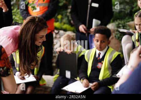 La princesse de Galles s'adresse aux élèves après avoir participé au premier pique-nique pour enfants au RHS Chelsea Flower Show, au Royal Hospital Chelsea, à Londres. Date de la photo: Lundi 22 mai 2023. Banque D'Images