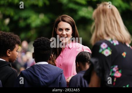 La princesse de Galles s'adresse aux élèves après avoir participé au premier pique-nique pour enfants au RHS Chelsea Flower Show, au Royal Hospital Chelsea, à Londres. Date de la photo: Lundi 22 mai 2023. Banque D'Images