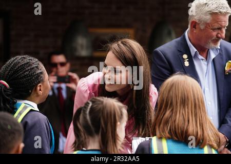 La princesse de Galles s'adresse aux élèves après avoir participé au premier pique-nique pour enfants au RHS Chelsea Flower Show, au Royal Hospital Chelsea, à Londres. Date de la photo: Lundi 22 mai 2023. Banque D'Images