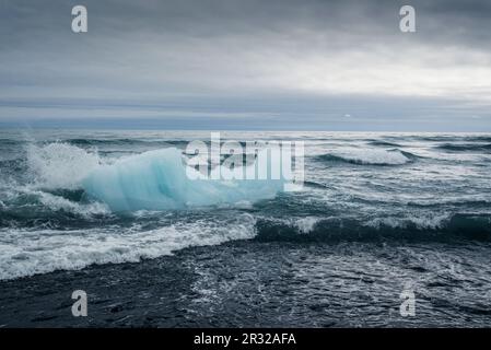 Icebergs et sable noir sur la plage de Jokulsarson Diamond, Islande Banque D'Images