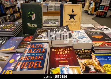 Barnes & Noble Booksellers sur Fifth Avenue à New York City dispose d'un grand choix de livres et de magazines, USA 2023 Banque D'Images