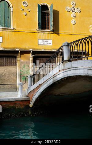 Ponts sur le canal de San Trovaso, Sestiere Dorsoduro, Venise, Vénétie, Italie, Europe Banque D'Images