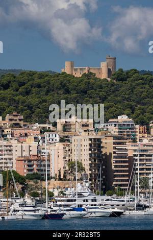 castillo de Bellver et puerto de Palma. Palma, Majorque, islas Baleares, Espagne. Banque D'Images